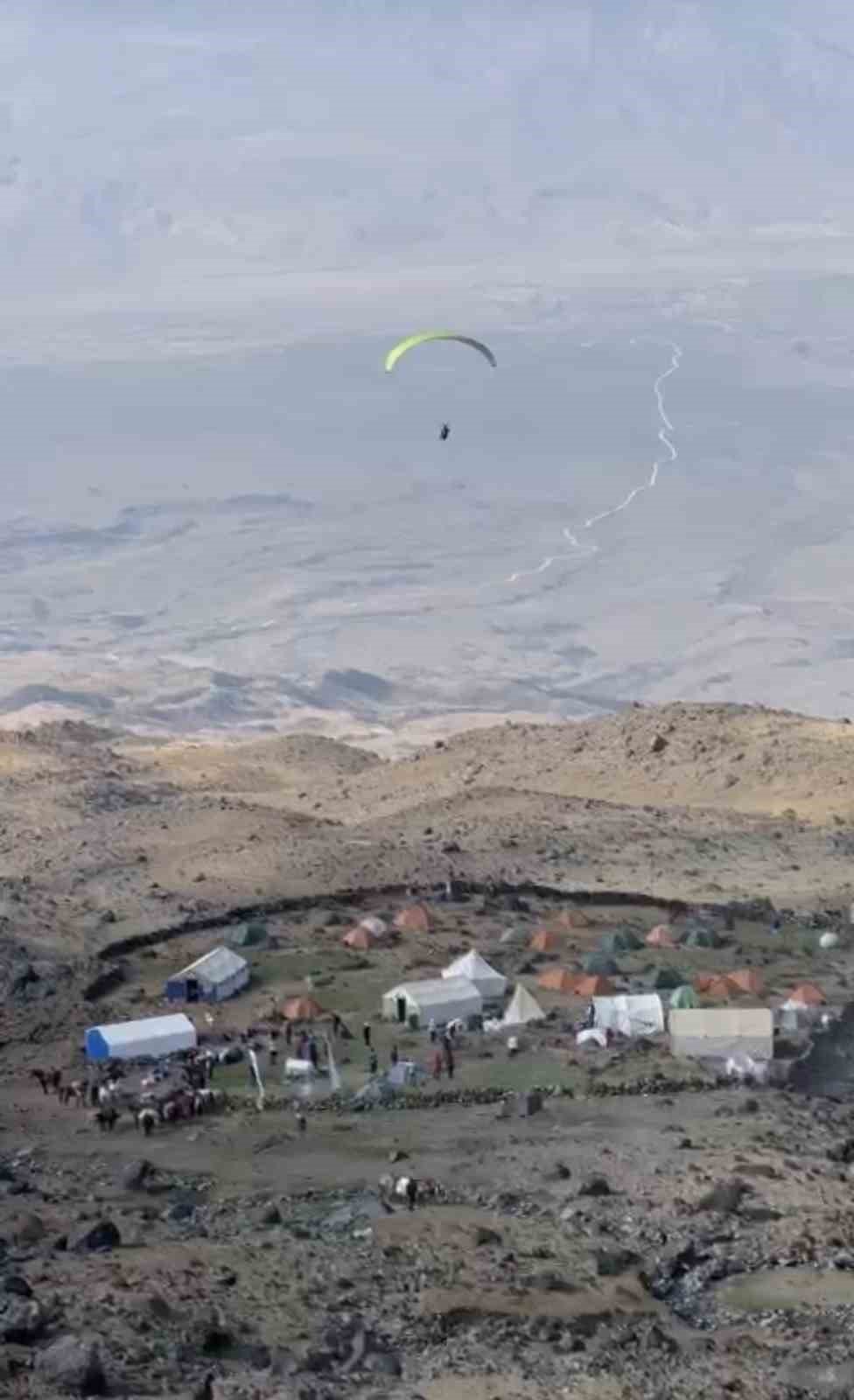 Ağrı Dağı zirvesinden yamaç paraşütü ile indi