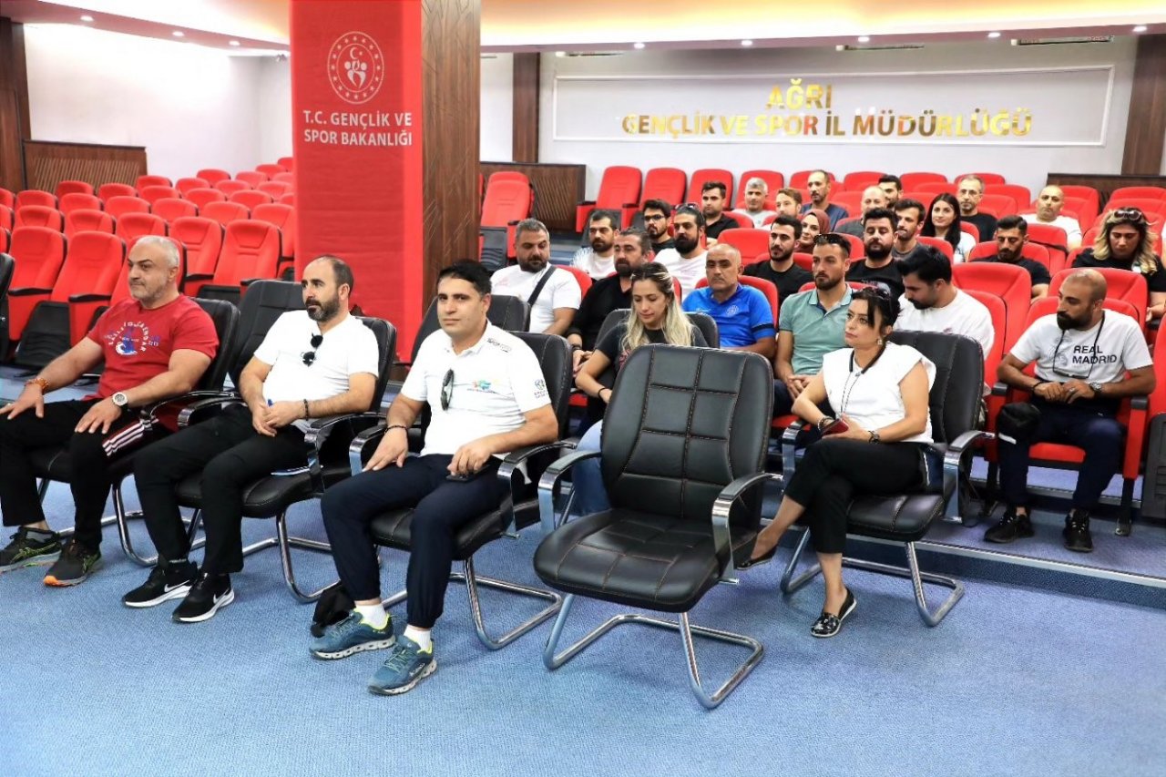 Ağrı Gençlik ve Spor İl Müdürlüğü, yeni sezon öncesi antrenörleri ile toplantı yaptı
