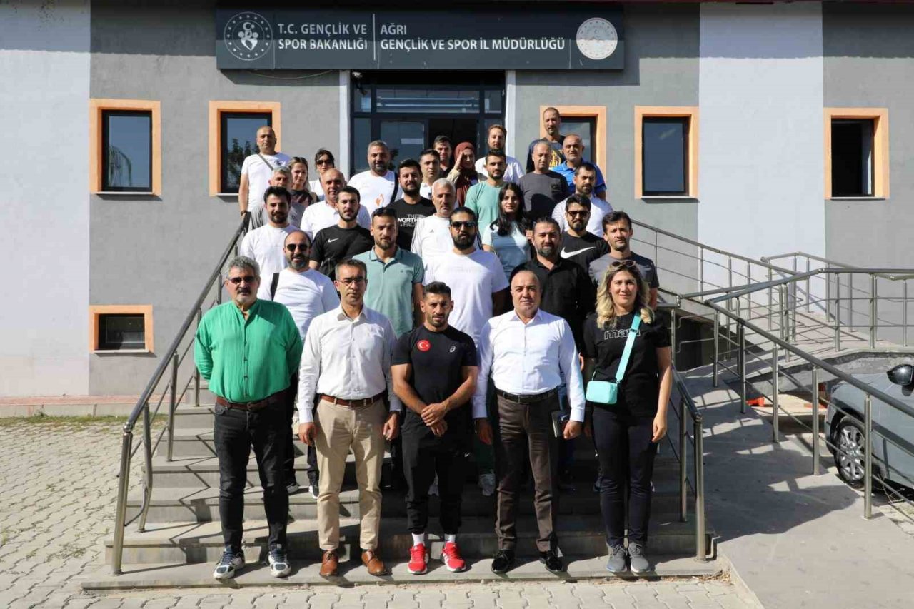 Ağrı Gençlik ve Spor İl Müdürlüğü, yeni sezon öncesi antrenörleri ile toplantı yaptı