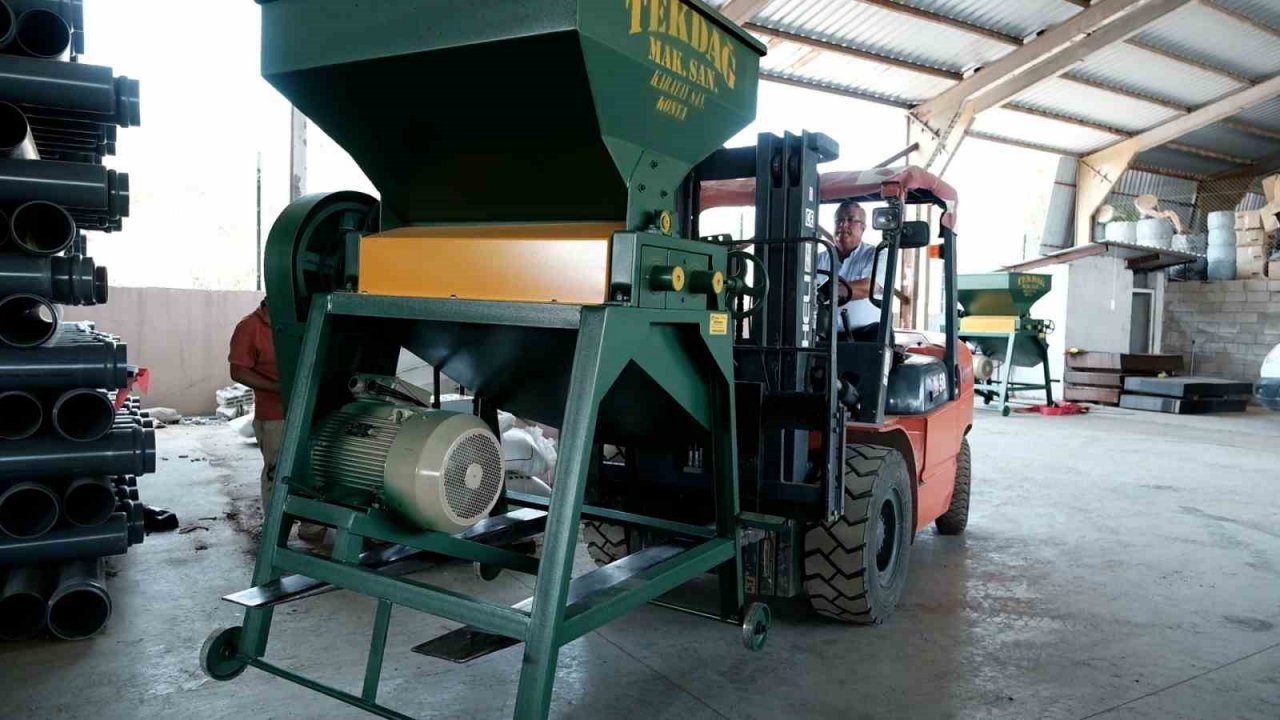 Büyükşehirden besicilere yem ezme makinesi desteği