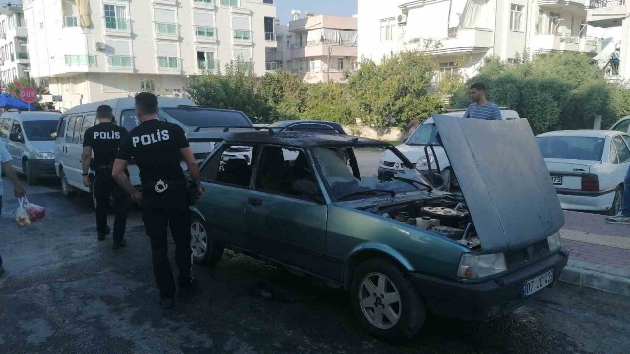 Otomobil alev alev yandı, yanındaki araçlar yanmaktan son anda kurtuldu