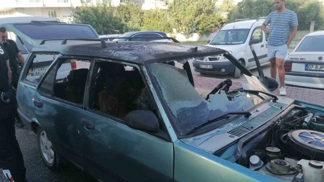 Otomobil alev alev yandı, yanındaki araçlar yanmaktan son anda kurtuldu