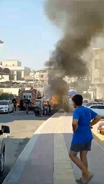 Otomobil alev alev yandı, yanındaki araçlar yanmaktan son anda kurtuldu