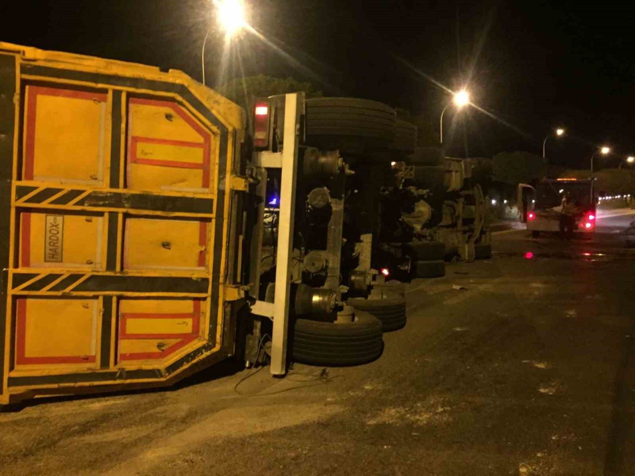 Aracını deviren kamyon sürücüsü olay yerinde kaçtı