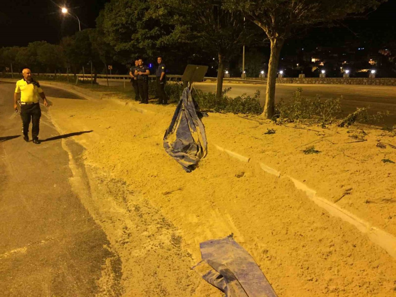 Aracını deviren kamyon sürücüsü olay yerinde kaçtı