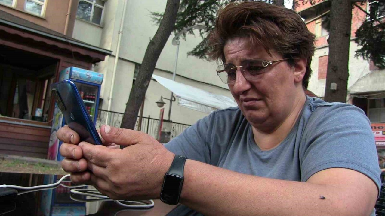 Gözyaşları kayıp oğlu için