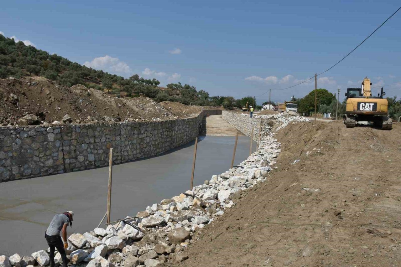 Tahrip olan Güdüşlü Deresi’nin bakımı yapılıyor