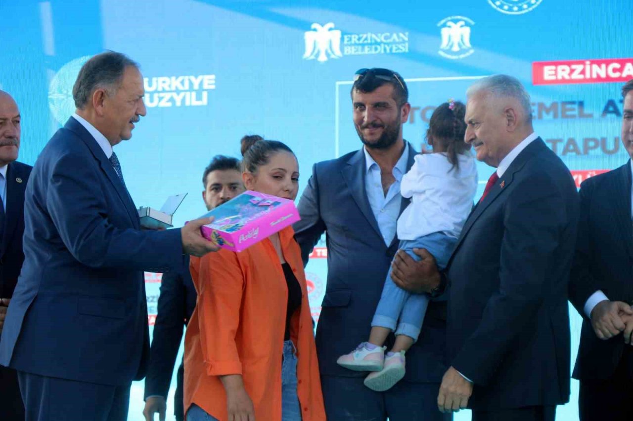 Bakan Özhaseki ve Yıldırım’ın katılımıyla Erzincan’da temel atma, açılış, tapu ve anahtar teslim töreni gerçekleşti