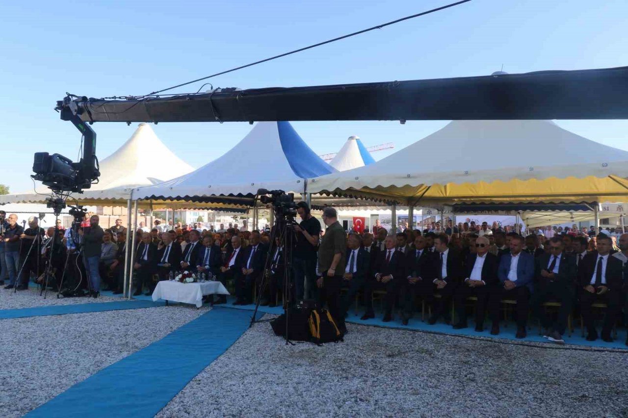 Bakan Özhaseki ve Yıldırım’ın katılımıyla Erzincan’da temel atma, açılış, tapu ve anahtar teslim töreni gerçekleşti