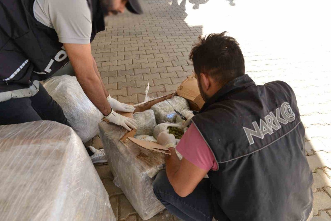 Bingöl’de 84 kilo esrar ele geçirildi: 3 firari şahsı arama çalışmaları sürüyor