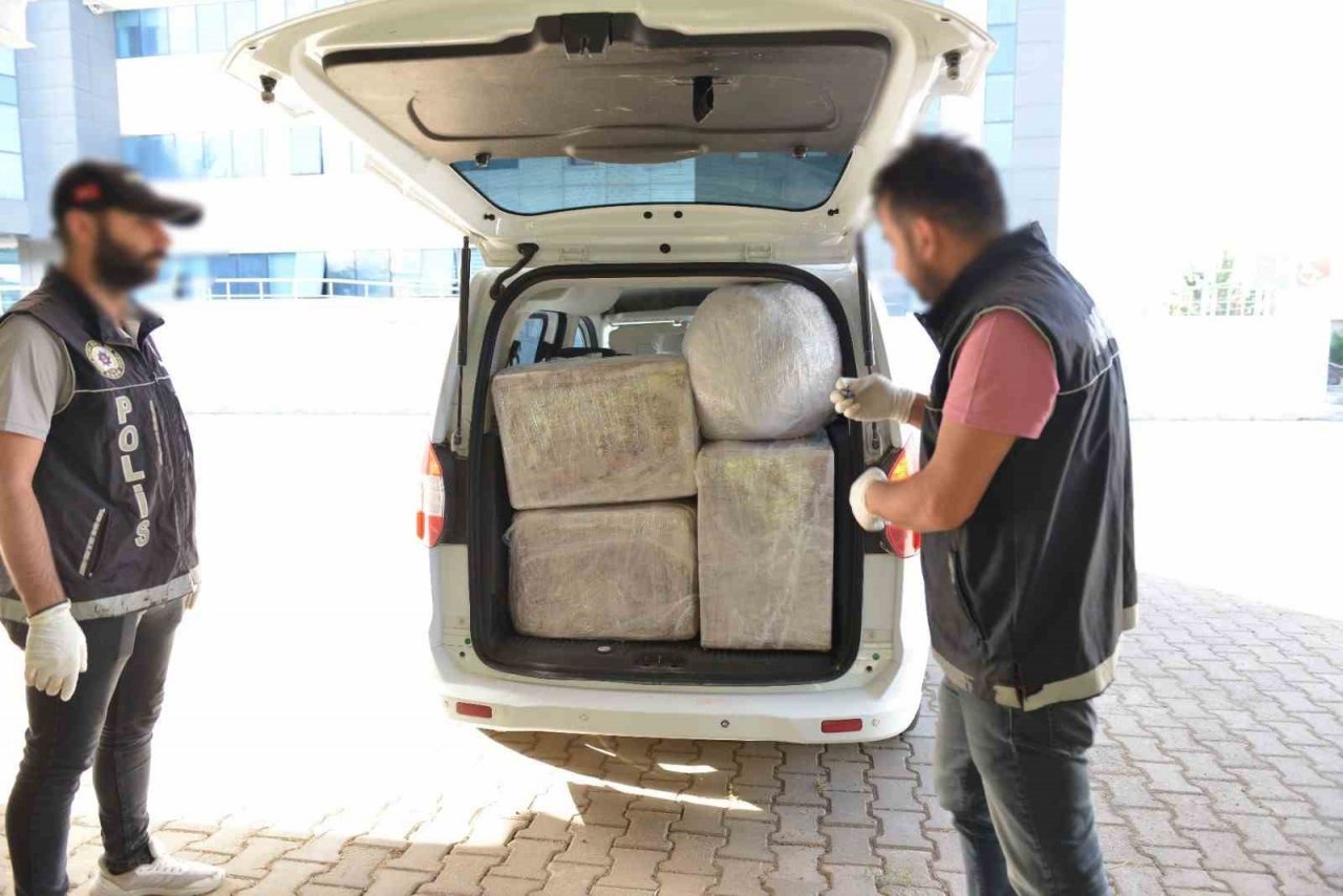 Bingöl’de 84 kilo esrar ele geçirildi: 3 firari şahsı arama çalışmaları sürüyor