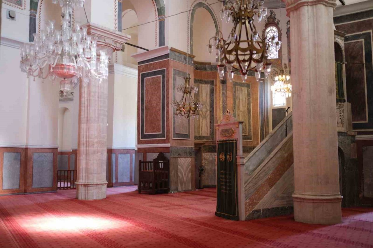 İstanbul’un ilk eğitim kurumu olan Molla Zeyrek Camii ihtişamıyla dikkat çekiyor