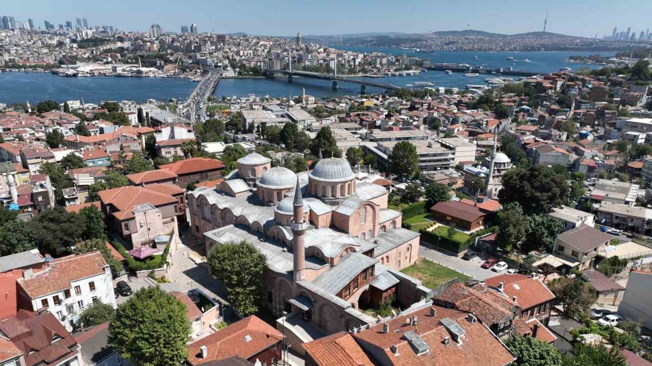 İstanbul’un ilk eğitim kurumu olan Molla Zeyrek Camii ihtişamıyla dikkat çekiyor
