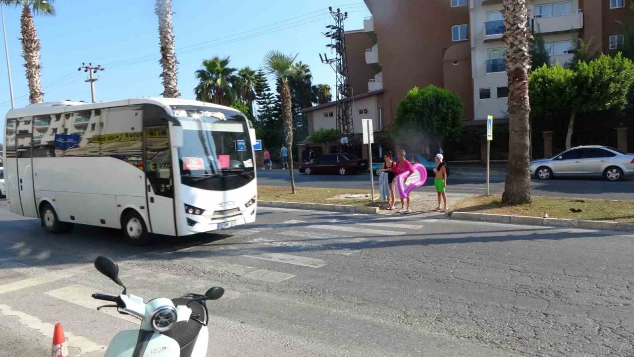 Tatilcilerin yaya geçidi çilesi