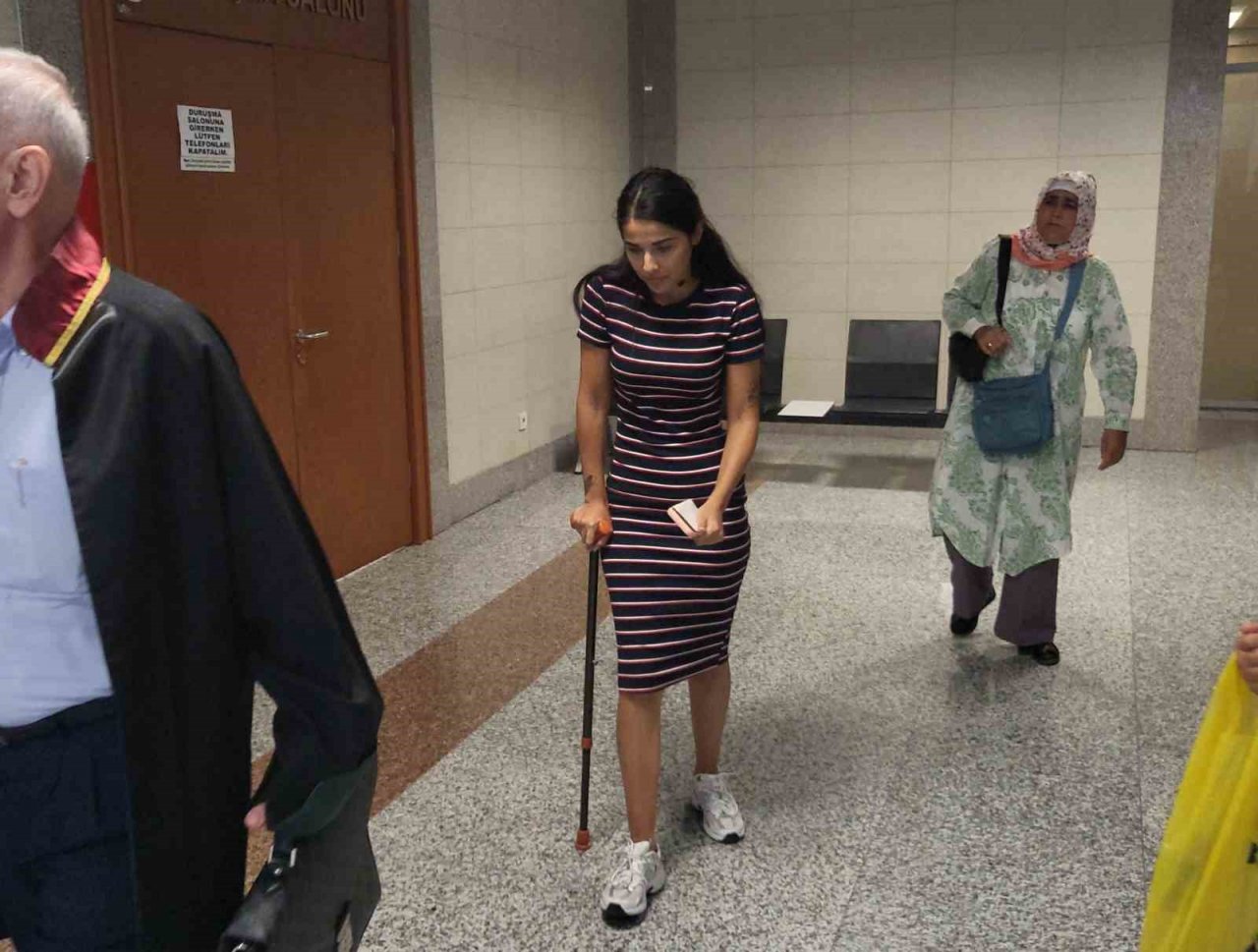 Boşanma aşamasındaki eşine kurşun yağdırmıştı: Kadın mahkemeye bastonuyla geldi