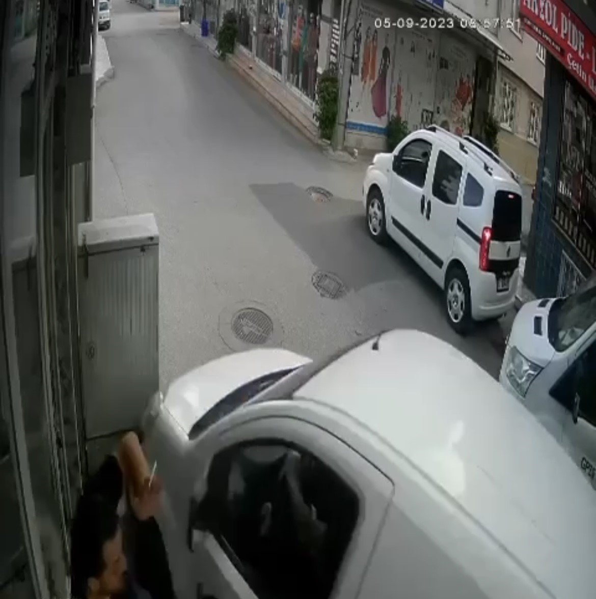 Ölüm teğet geçti… Aracın altında kalmaktan son anda böyle kurtuldular