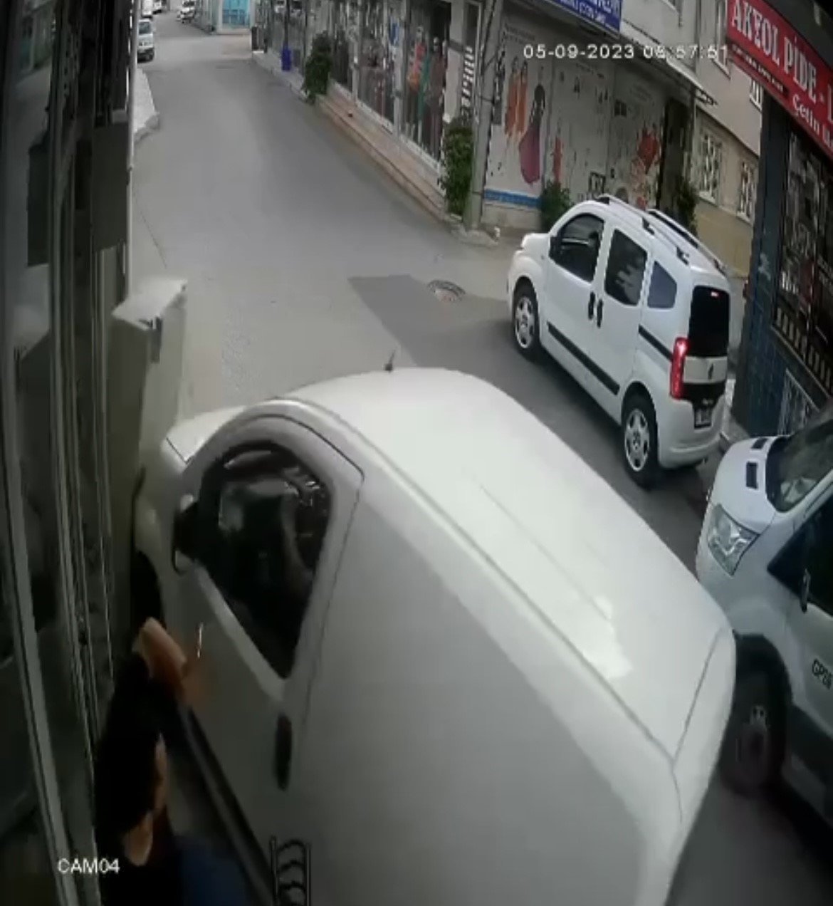 Ölüm teğet geçti… Aracın altında kalmaktan son anda böyle kurtuldular