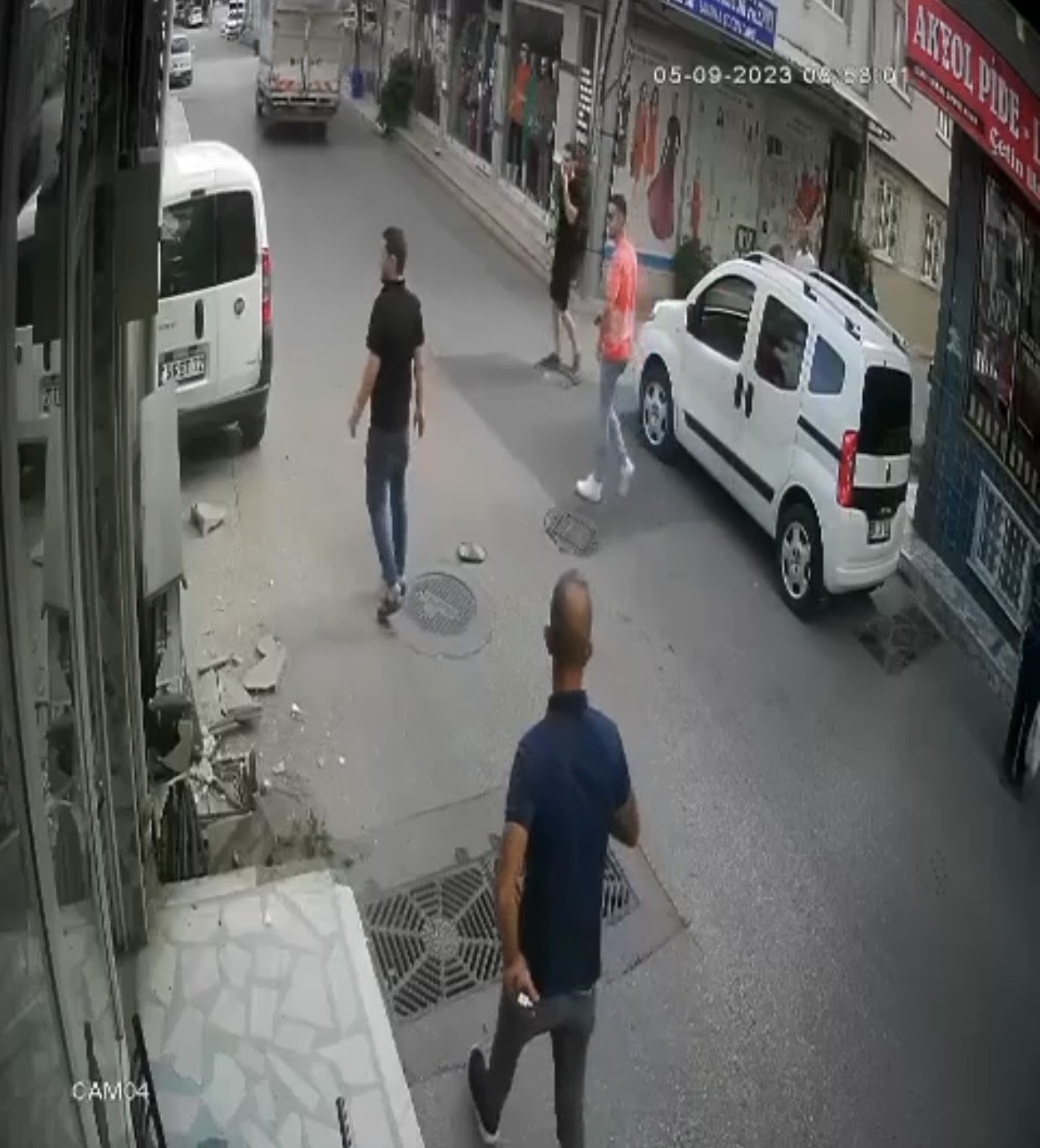 Ölüm teğet geçti… Aracın altında kalmaktan son anda böyle kurtuldular