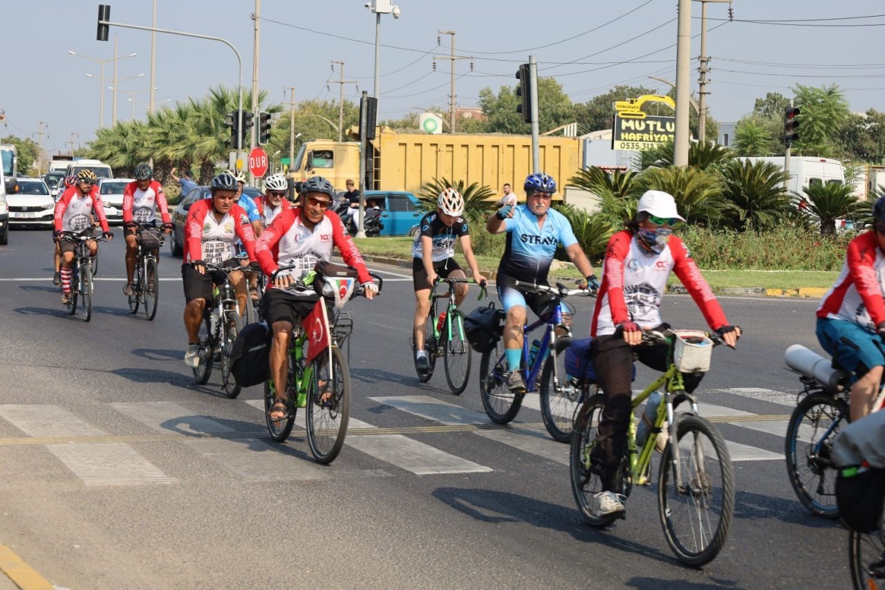 Turgutlu’da mola verip, Atatürk’ü andılar