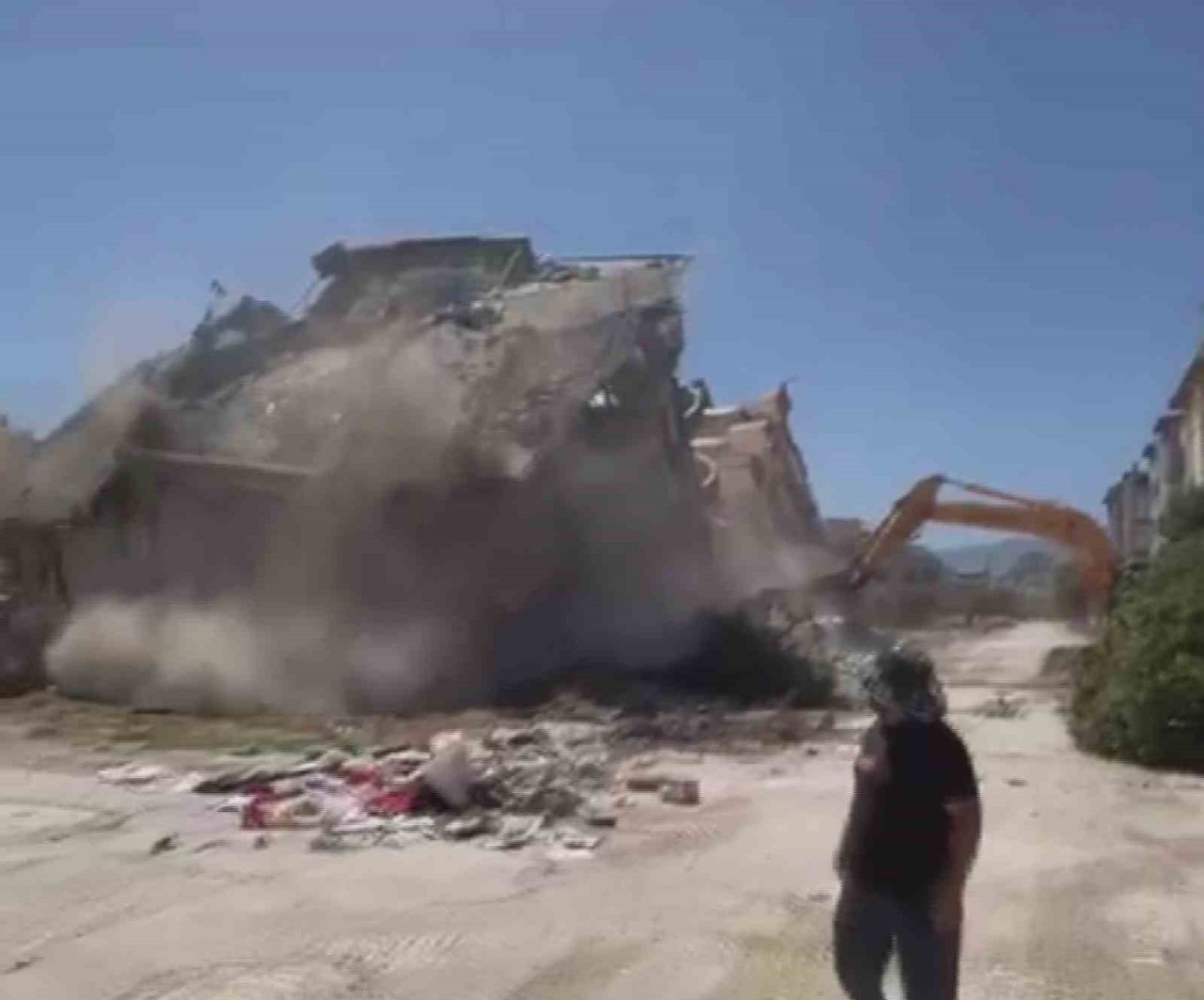 Kolonlarına zarar verilerek yıkılan binaların yerle bir olma anları kamerada