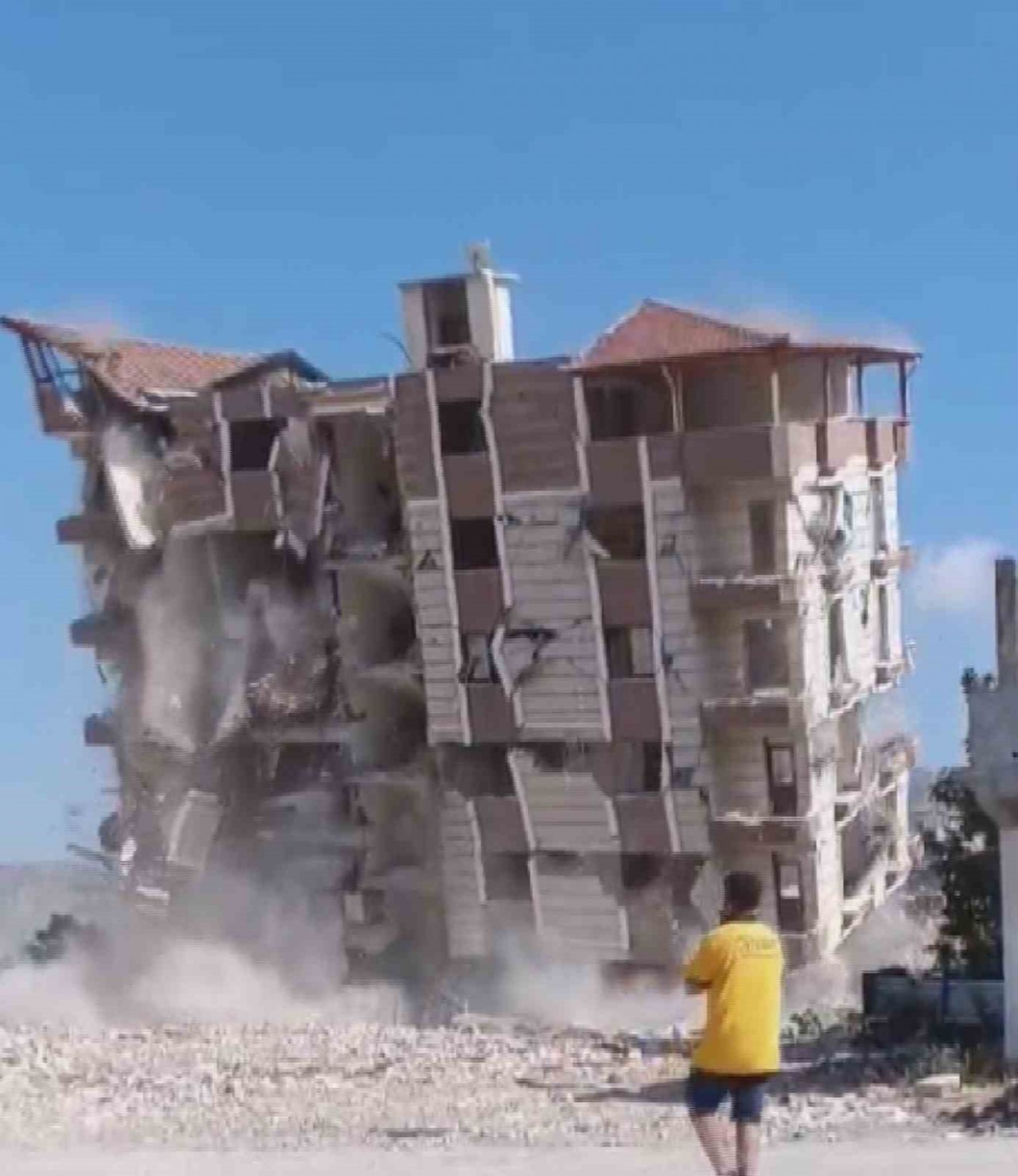 Kolonlarına zarar verilerek yıkılan binaların yerle bir olma anları kamerada