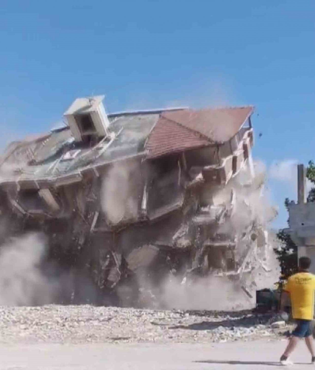 Kolonlarına zarar verilerek yıkılan binaların yerle bir olma anları kamerada