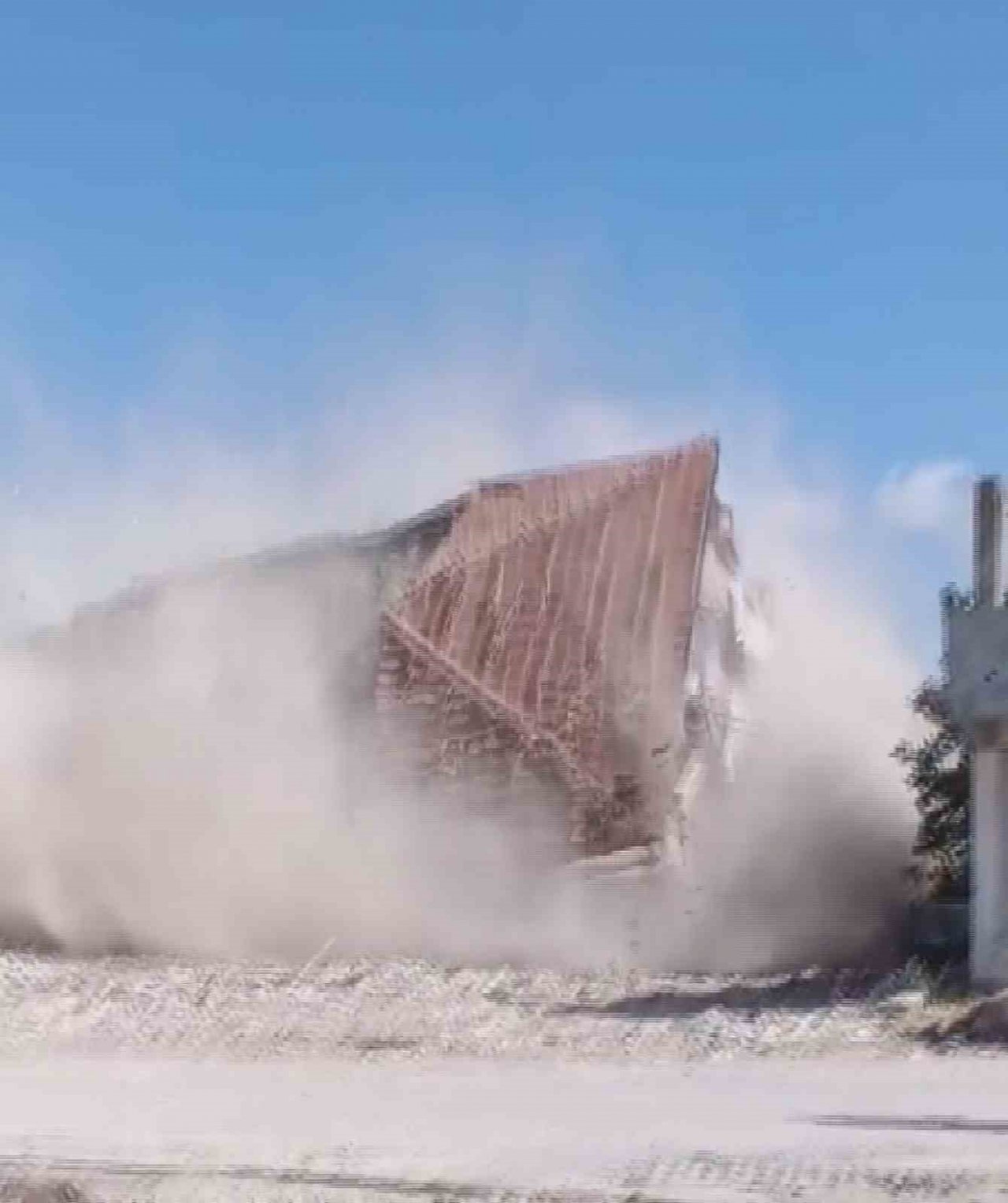 Kolonlarına zarar verilerek yıkılan binaların yerle bir olma anları kamerada
