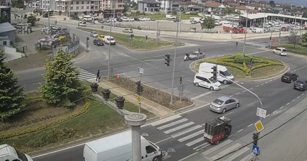 Otomobilin çarptığı motosiklet böyle savruldu