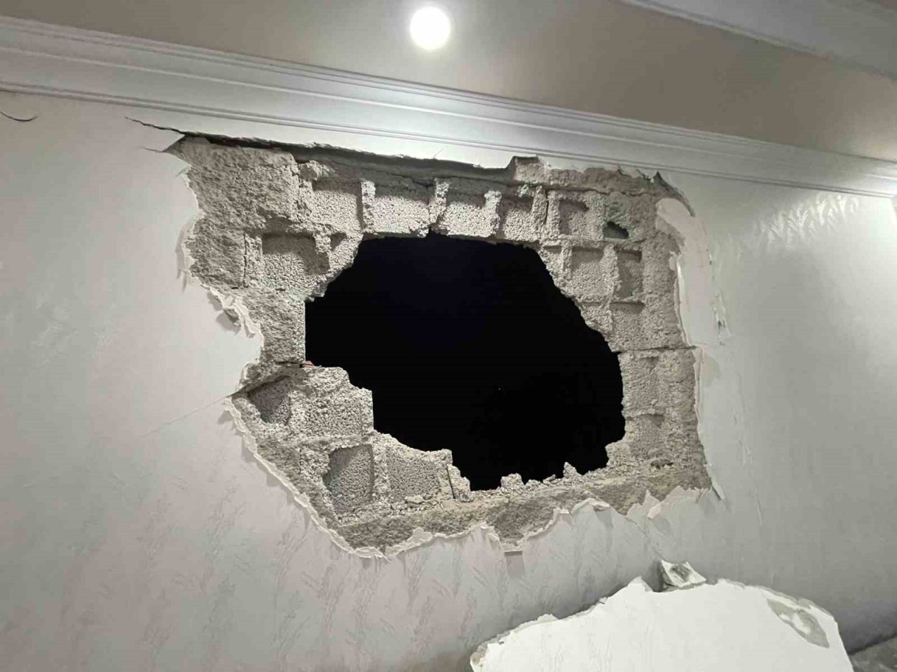 Ağır hasarlı bina yıkılırken sağlam binaya zarar verdi