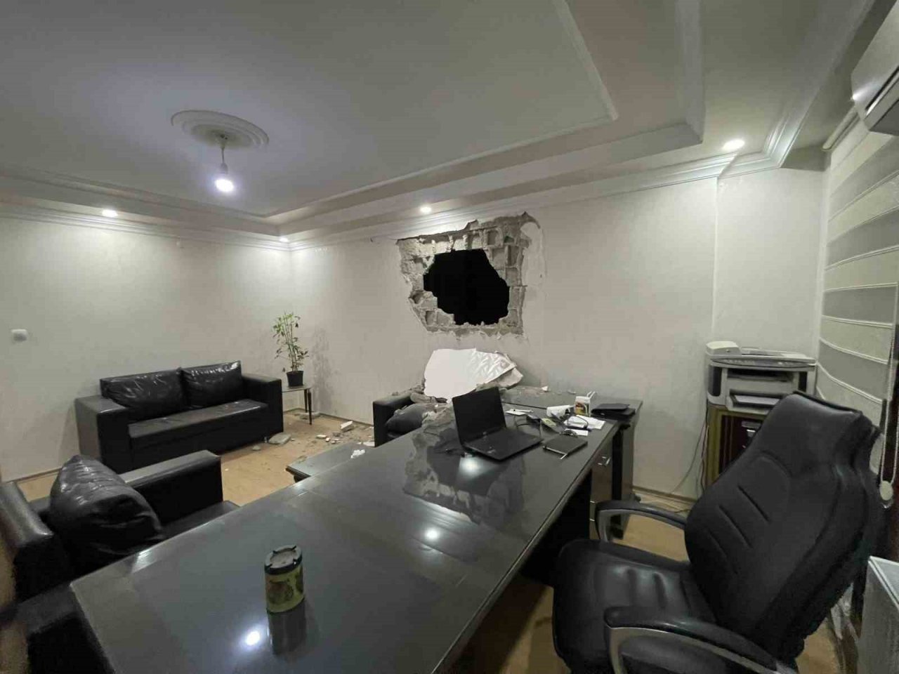 Ağır hasarlı bina yıkılırken sağlam binaya zarar verdi