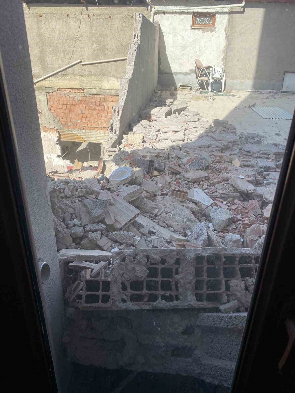 Ağır hasarlı bina yıkılırken sağlam binaya zarar verdi