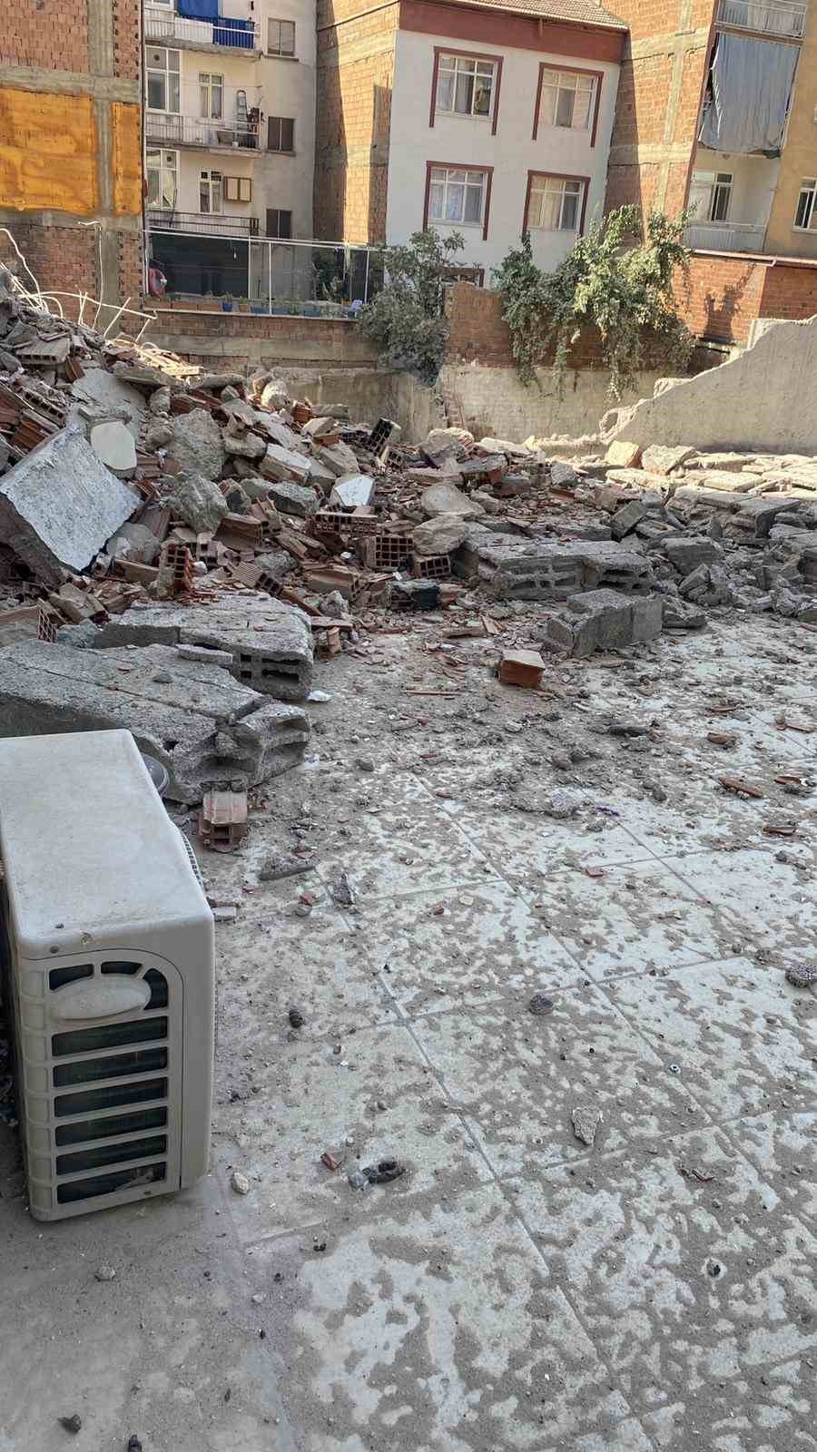 Ağır hasarlı bina yıkılırken sağlam binaya zarar verdi