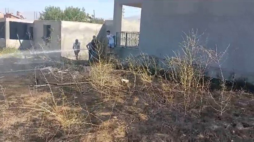 Elazığ’da ot yangını eve ve ahıra sıçramadan söndürüldü