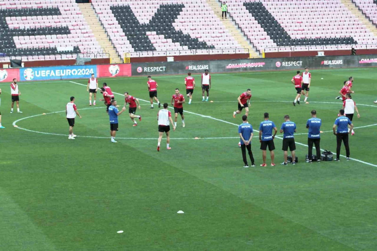 Ermenistan Milli Takımı Teknik Direktörü Petrakov: "Yarınki karşılaşma bizim için çok önemli"