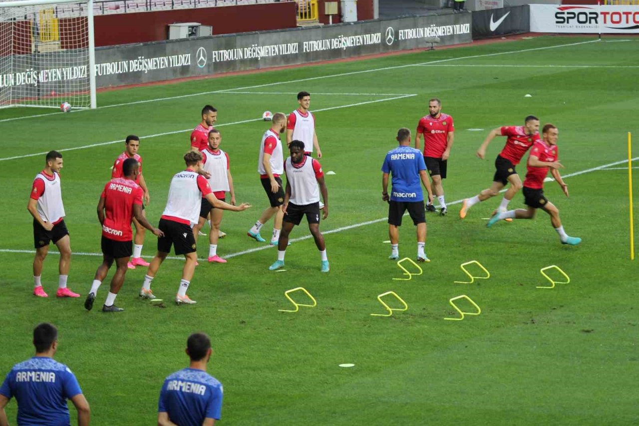 Ermenistan Milli Takımı Teknik Direktörü Petrakov: "Yarınki karşılaşma bizim için çok önemli"