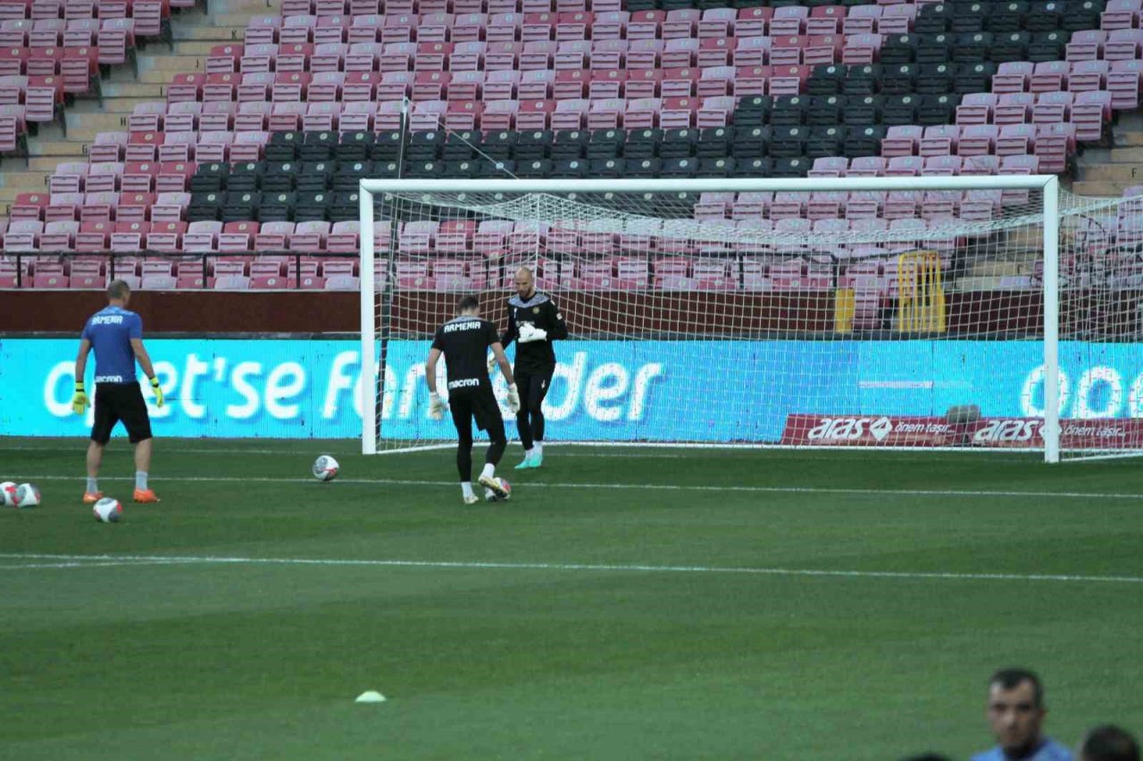 Ermenistan Milli Takımı Teknik Direktörü Petrakov: "Yarınki karşılaşma bizim için çok önemli"