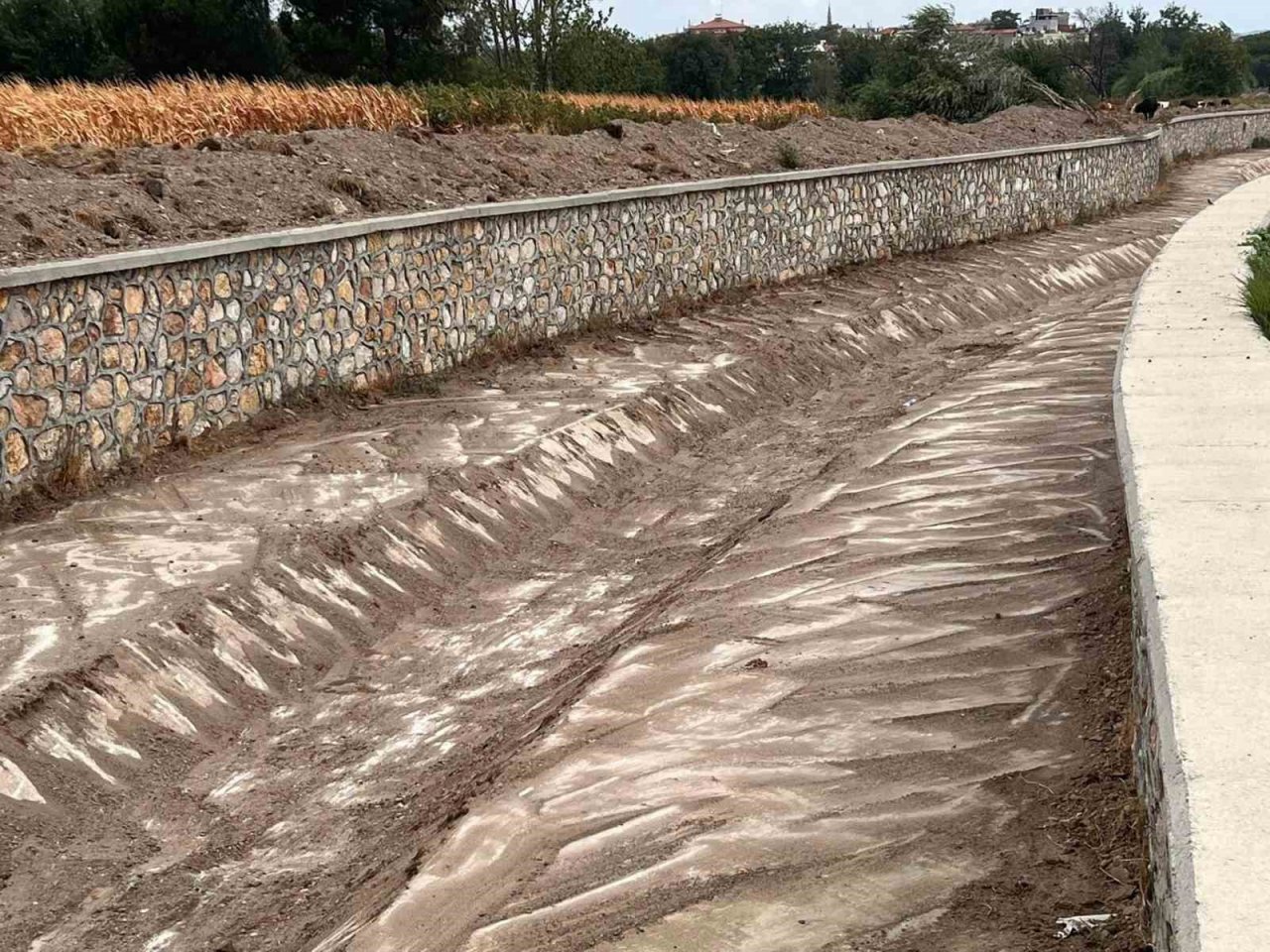Ezine’de taşkınlara karşı Akçin çayı ve Üsküfçü deresindeki su akış yatakları temizleniyor
