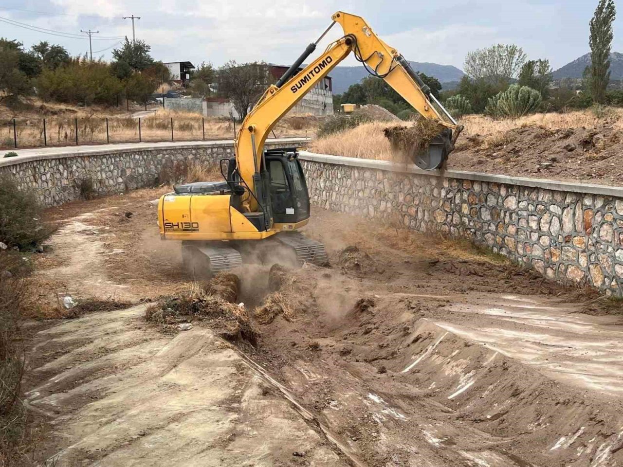 Ezine’de taşkınlara karşı Akçin çayı ve Üsküfçü deresindeki su akış yatakları temizleniyor