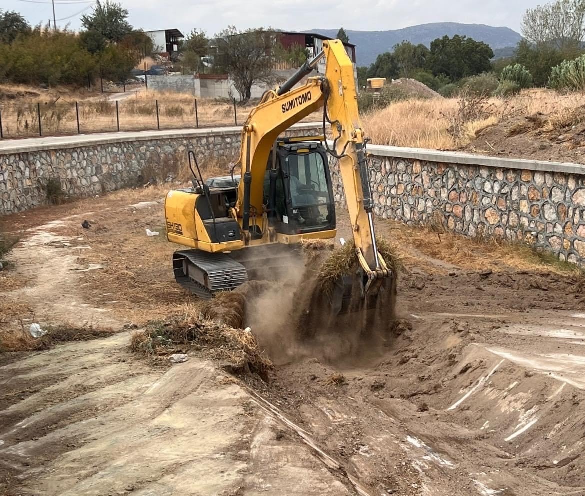 Ezine’de taşkınlara karşı Akçin çayı ve Üsküfçü deresindeki su akış yatakları temizleniyor