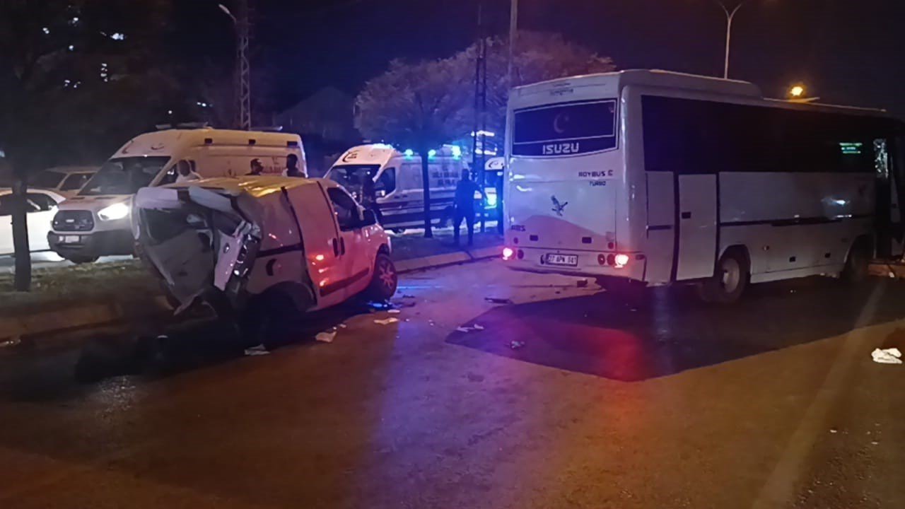 Hafif ticari araç ile işçi servisi çarpıştı: 2 ağır yaralı