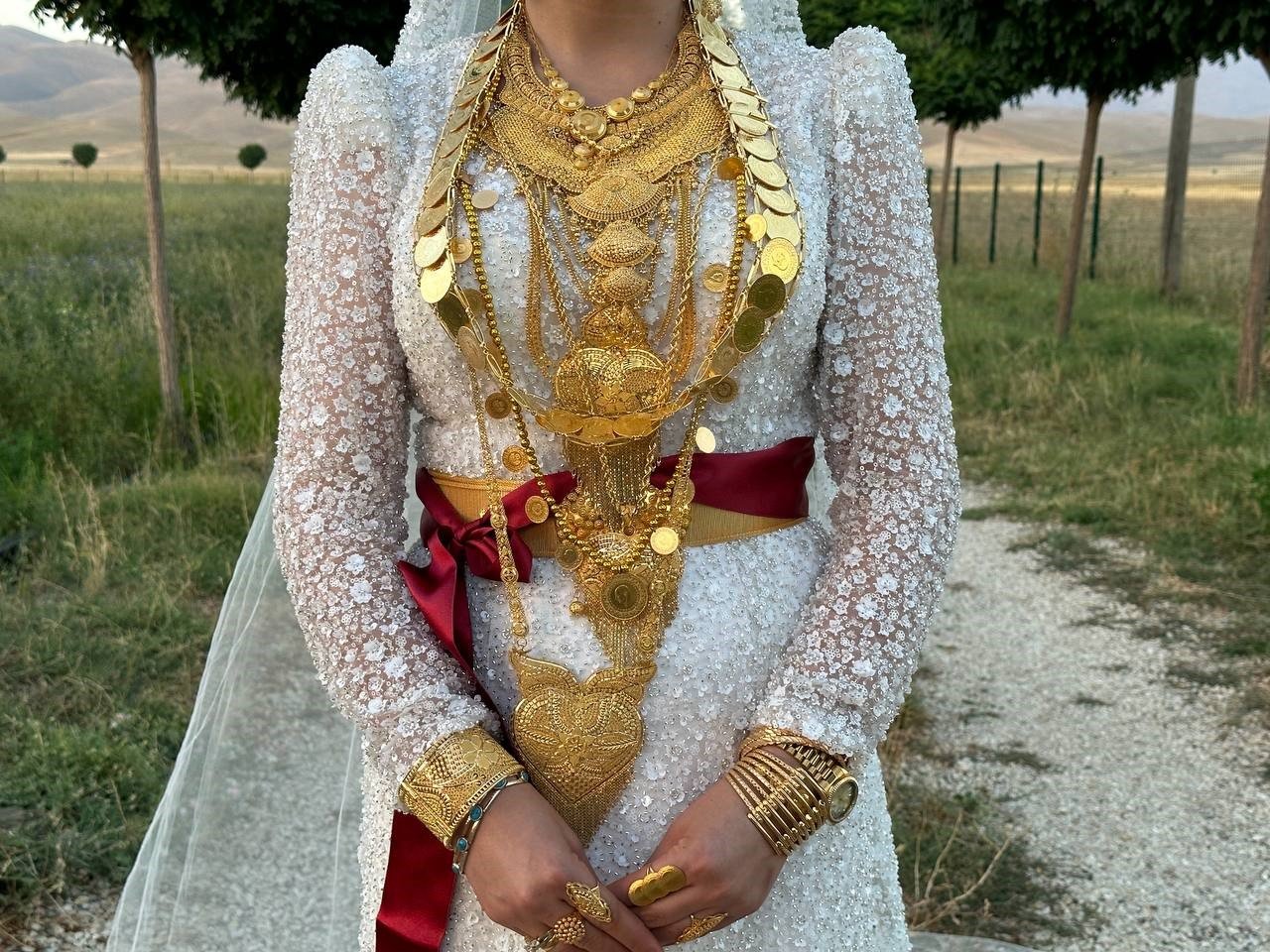 Geline kilolarca altın, damada ise 2 milyon TL takıldı