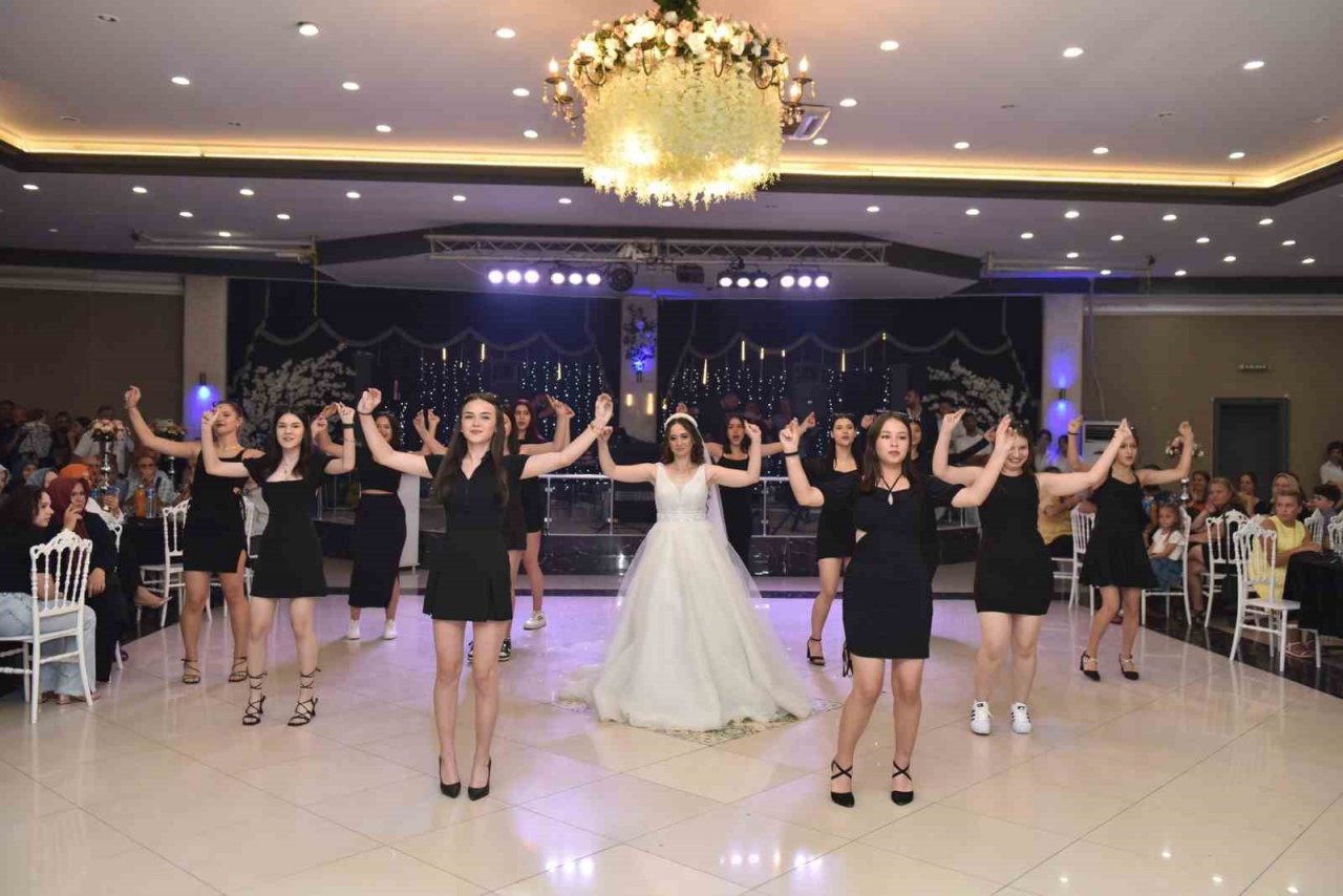 Halk oyunları eğitmeni çiftten muhteşem düğün