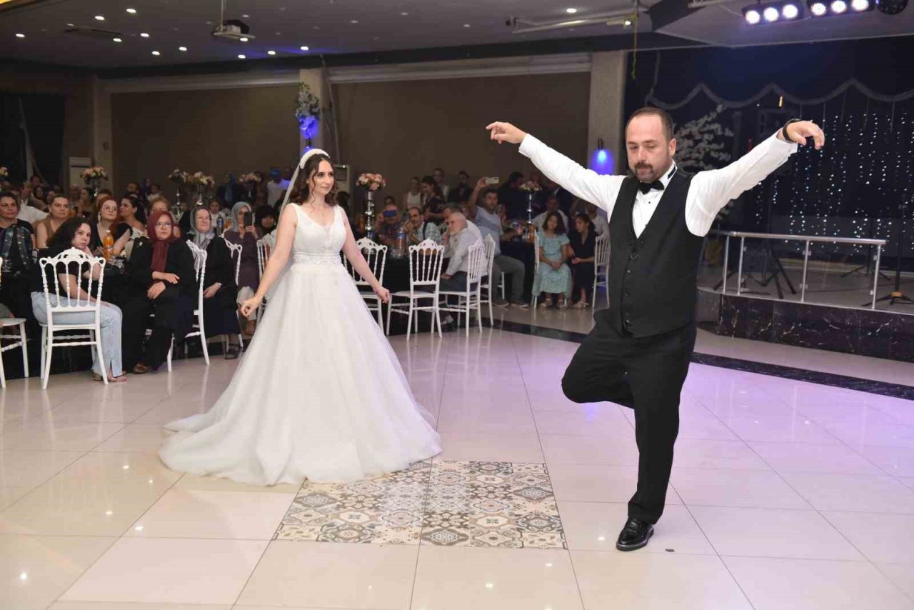 Halk oyunları eğitmeni çiftten muhteşem düğün