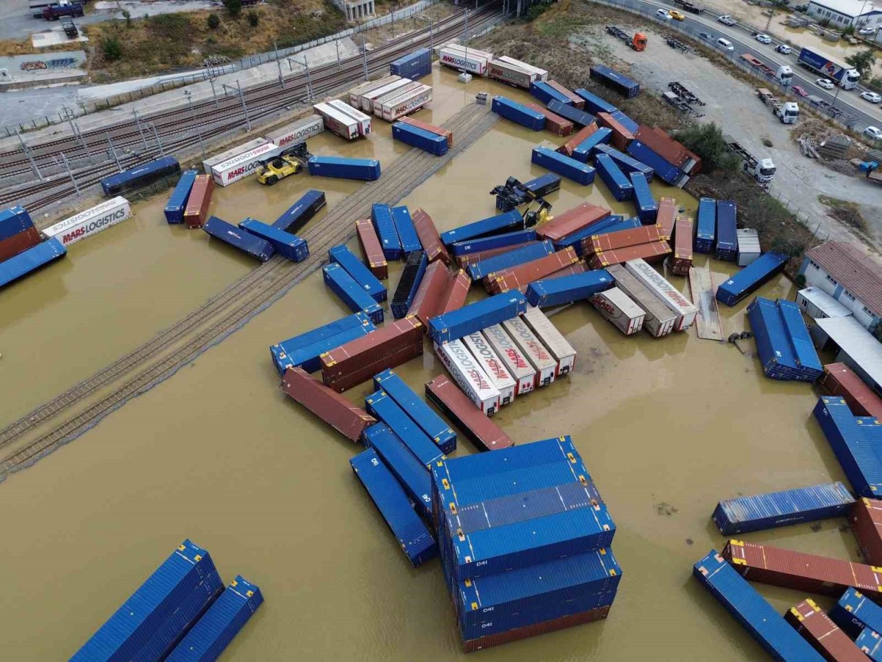 İSKİ’nin yarım bıraktığı dere ıslahı Halkalı Gümrüğü’nü göle döndürdü