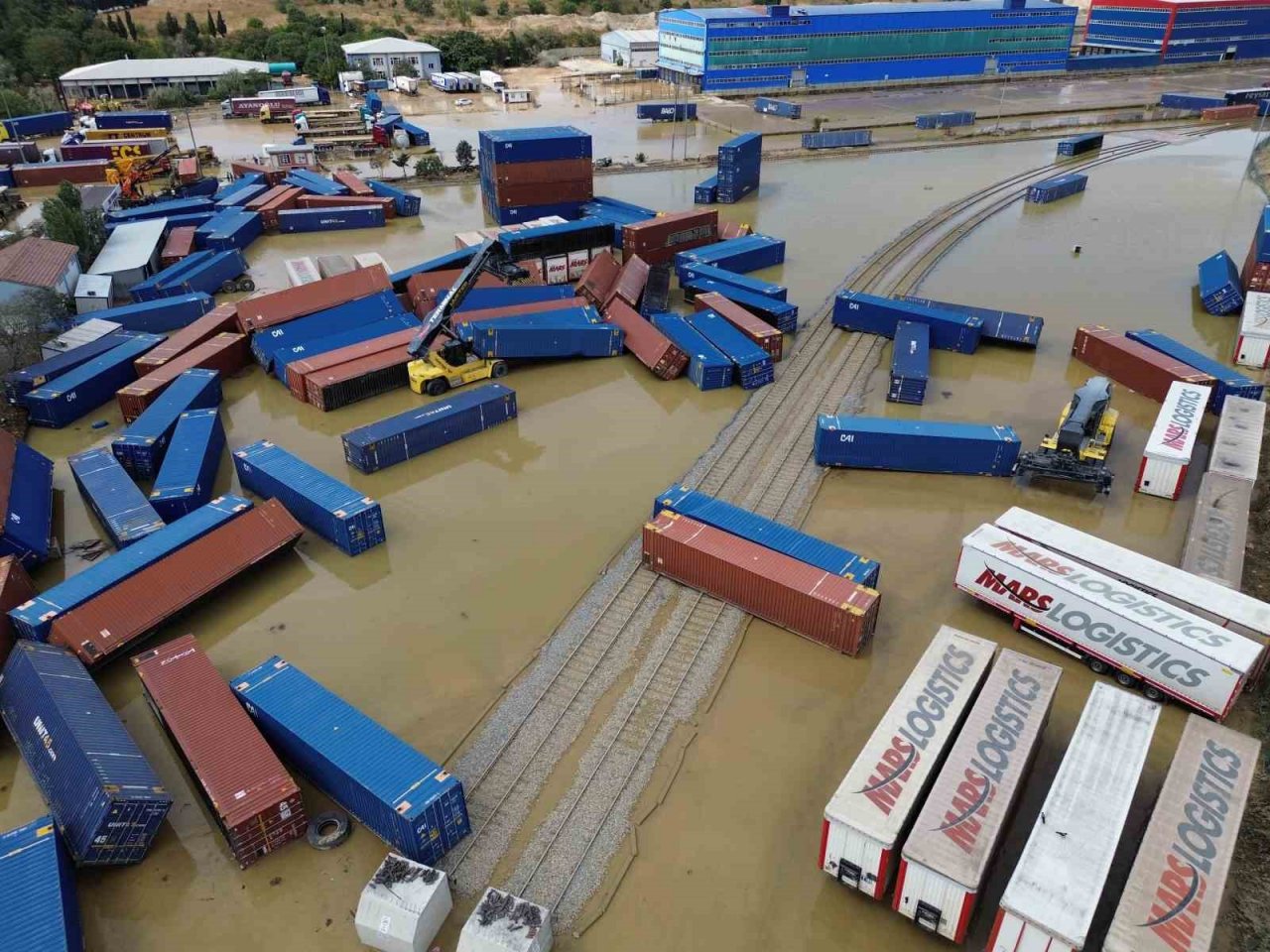 İSKİ’nin yarım bıraktığı dere ıslahı Halkalı Gümrüğü’nü göle döndürdü