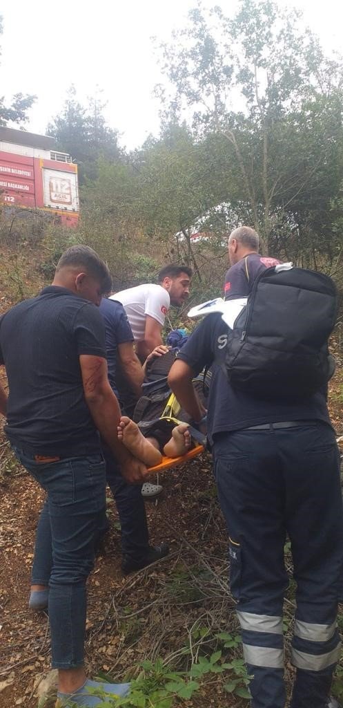 Otomobil uçuruma yuvarlandı: 3 yaralı