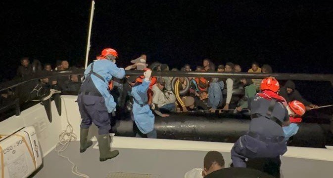 İzmir açıklarında 104 düzensiz göçmen ve 3 göçmen kaçakçısı yakalandı