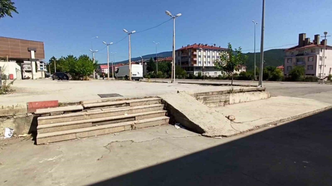 Kız çocuğunun scooter ile merdivenlerden düştüğü anlar kamerada