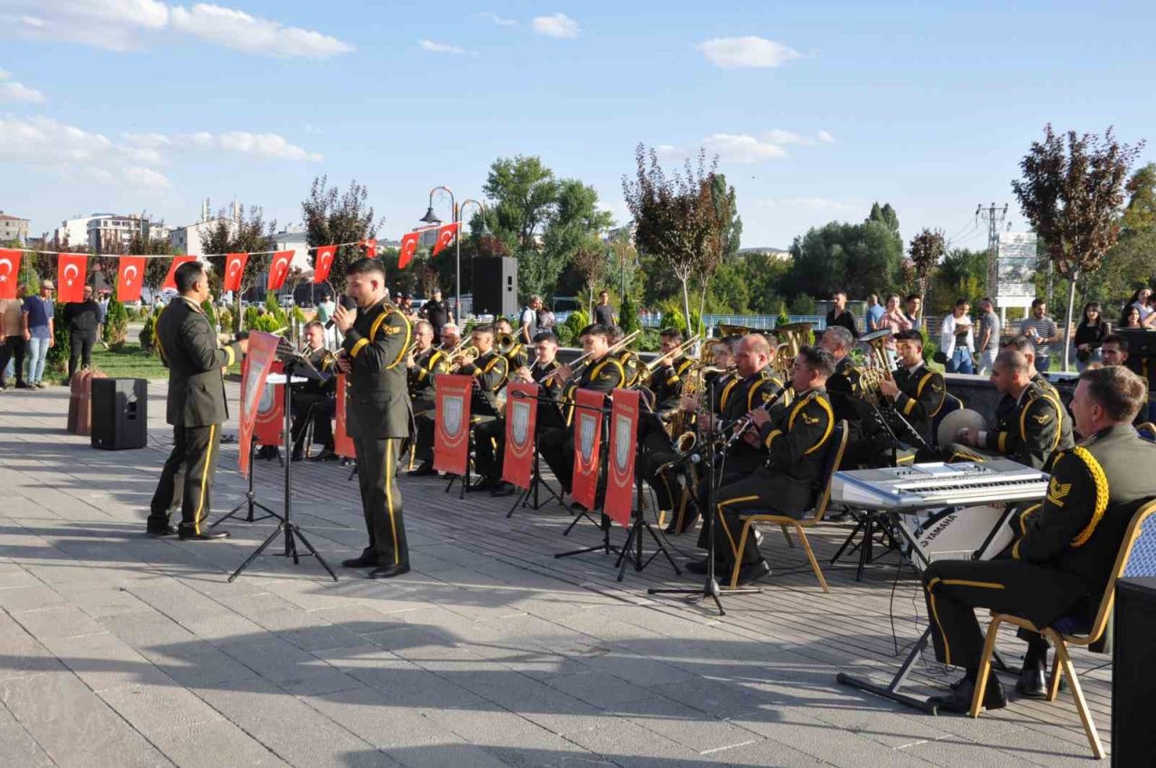 Kars’ta bando konseri yoğun ilgi gördü