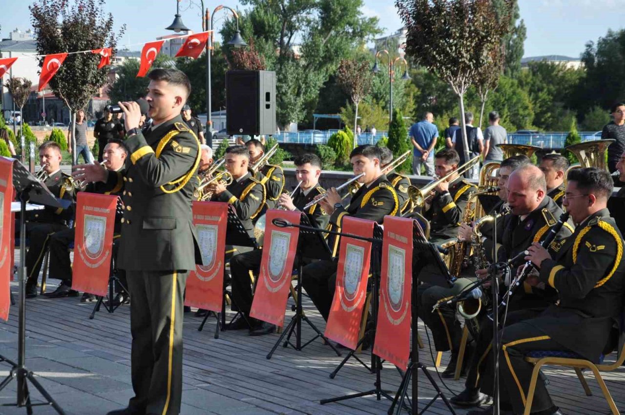 Kars’ta bando konseri yoğun ilgi gördü